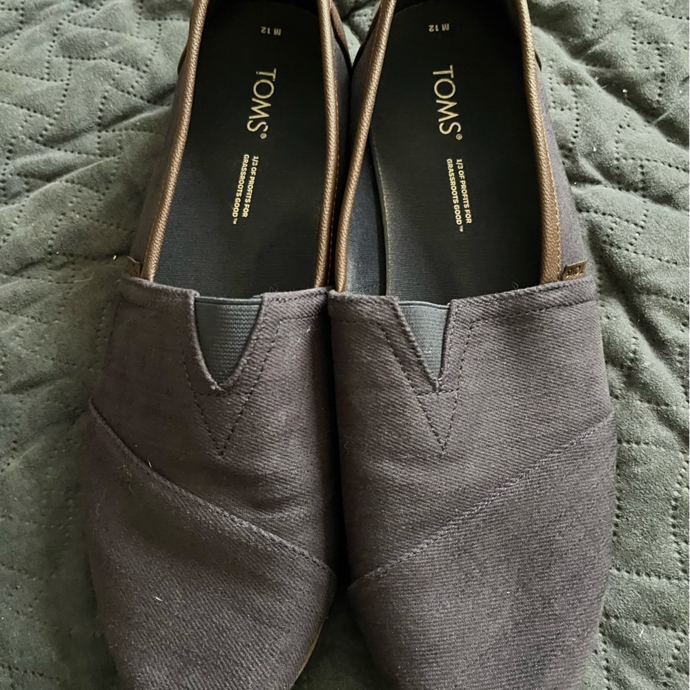 Tom’s Navy shoes with leather heel. Great condition almost like new.